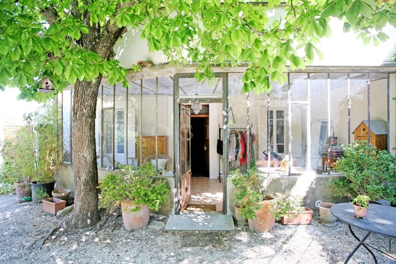 In the lively village of Robion in Luberon, charming house with veranda, courtyard and large garden