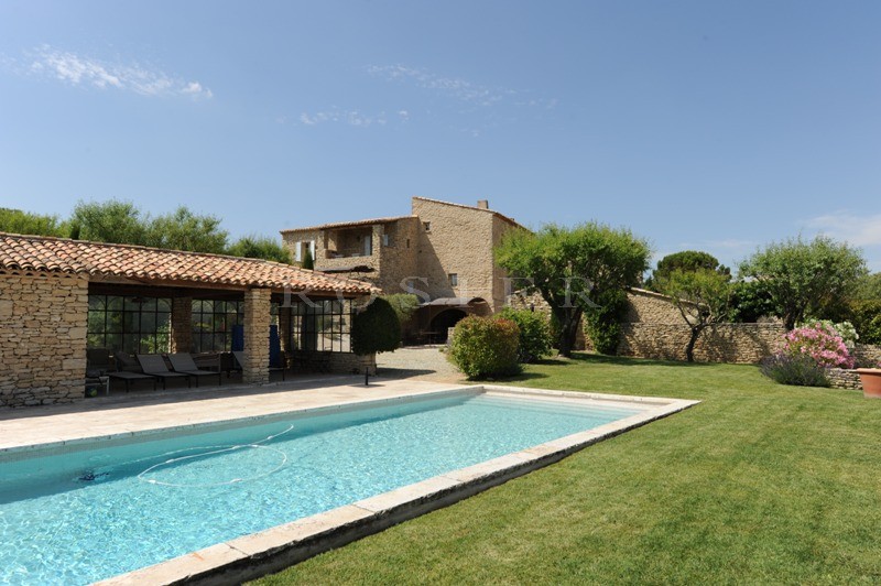 For sale, in Luberon, Gordes, farmhouse in Provence with swimming pool and overlooking the Luberon and its hilltop villages