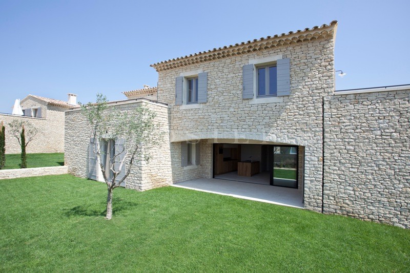 In Gordes, for sale, in a small condo, villa-appartment with access to the swimming pool on a fenced land of 3 300 m².