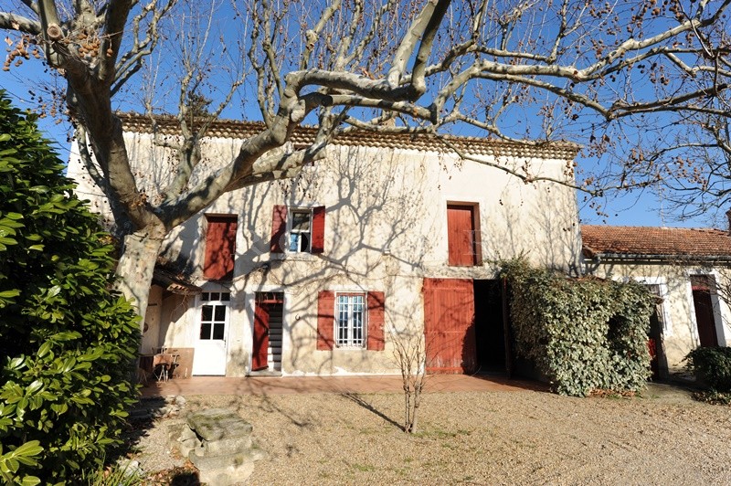 For sale in Luberon, large provençal farmhouse to renovate with outbuilding and possibility to sell 2 buildings plots