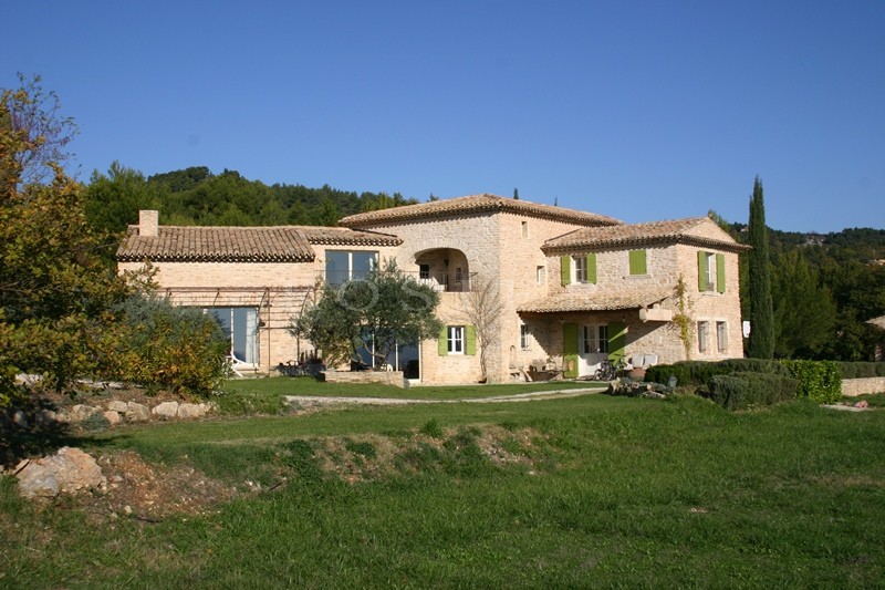 Near the prestigious places of the Luberon, for sale, large very comfortable house, with views, on a 1.6 hectare park