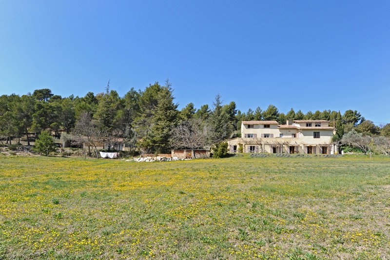 For sale, property with main house, outbuildings, swimming pool and jacuzzi, on a plot of over 2 hectares with several remarkable views. 