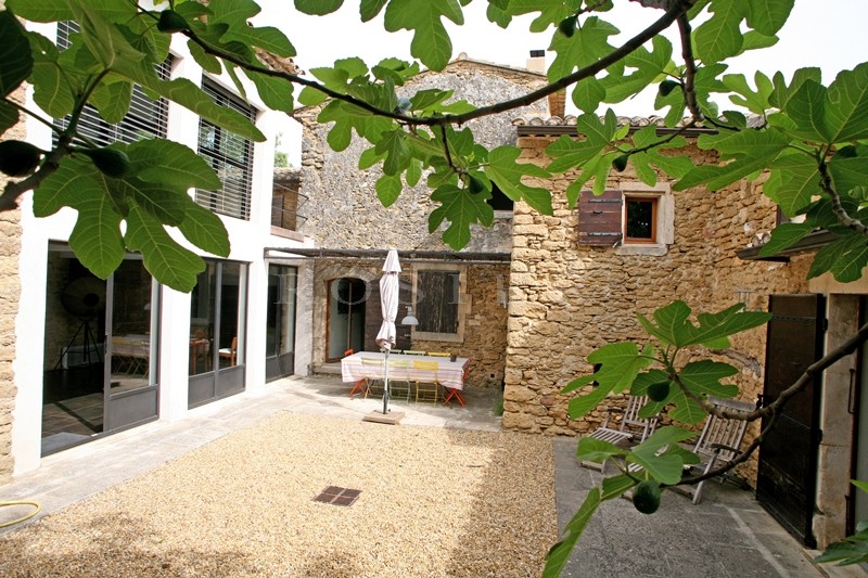 For sale in the heart of the Luberon, beautiful farmhouse of XVIIIth century, renovated by a famous architect