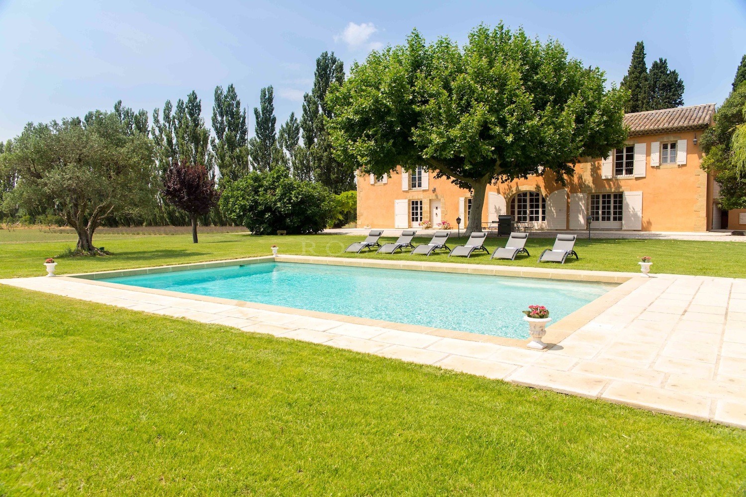 Renovated Farmhouse with a tennis court and pool surrounded by an equestrian field of 5.6 hectares