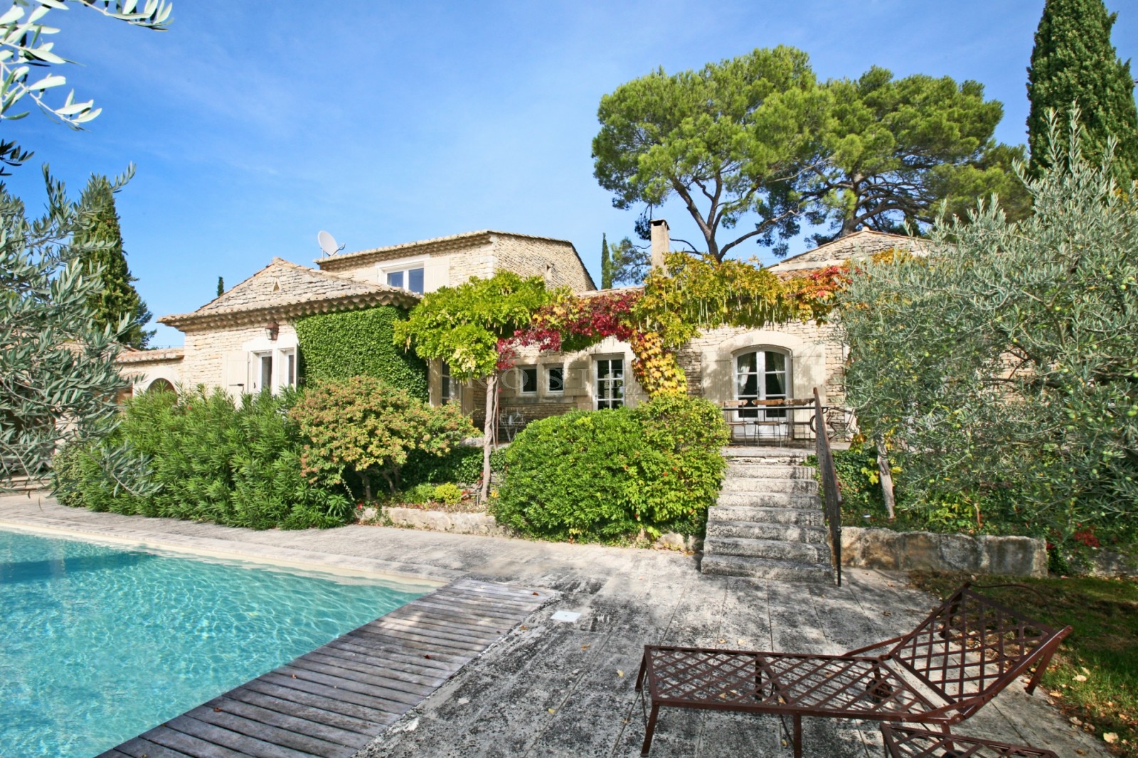 The main house offers plenty of large space. There is a spacious living room with a fireplace and Provencal ceilings