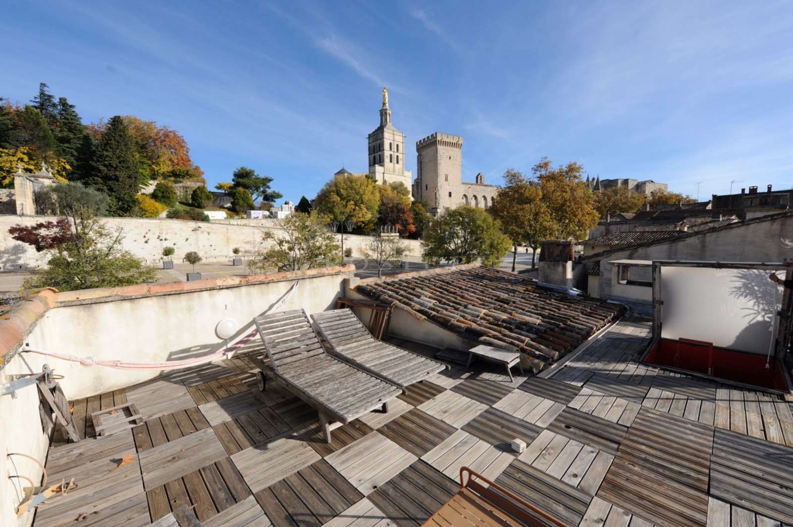 A vendre, maison de ville avec vue sur le Palais des Papes en Avignon