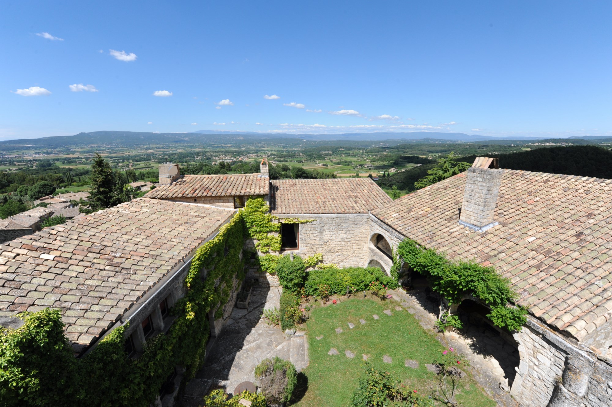 Ancien cloître Roman fortifié en pierres de tailles à vendre en Provence