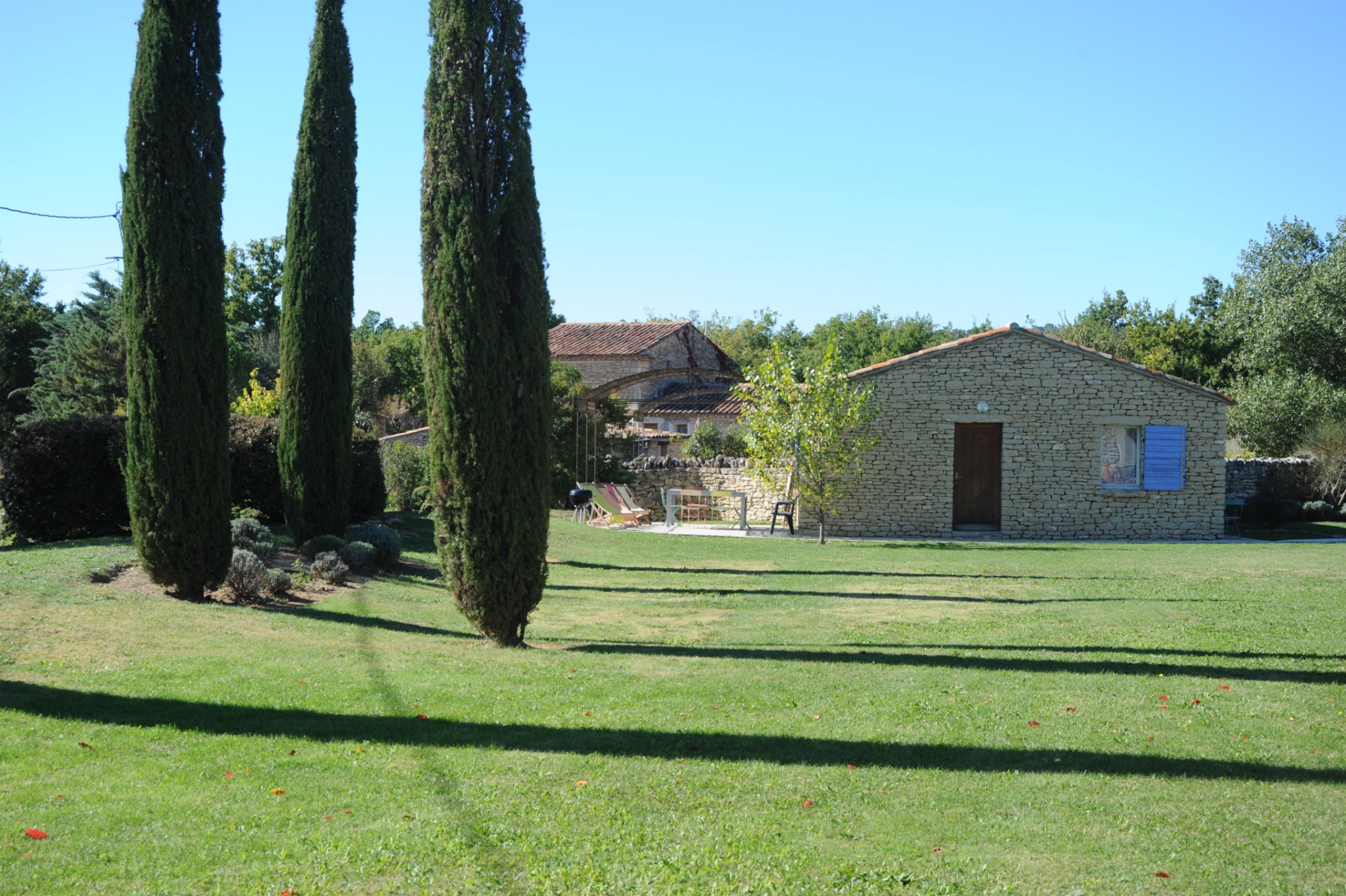 For sale, just minutes away from the most beautiful villages of Luberon, one storey stone house of approximately 115 m² divided in 2 appartments. 
