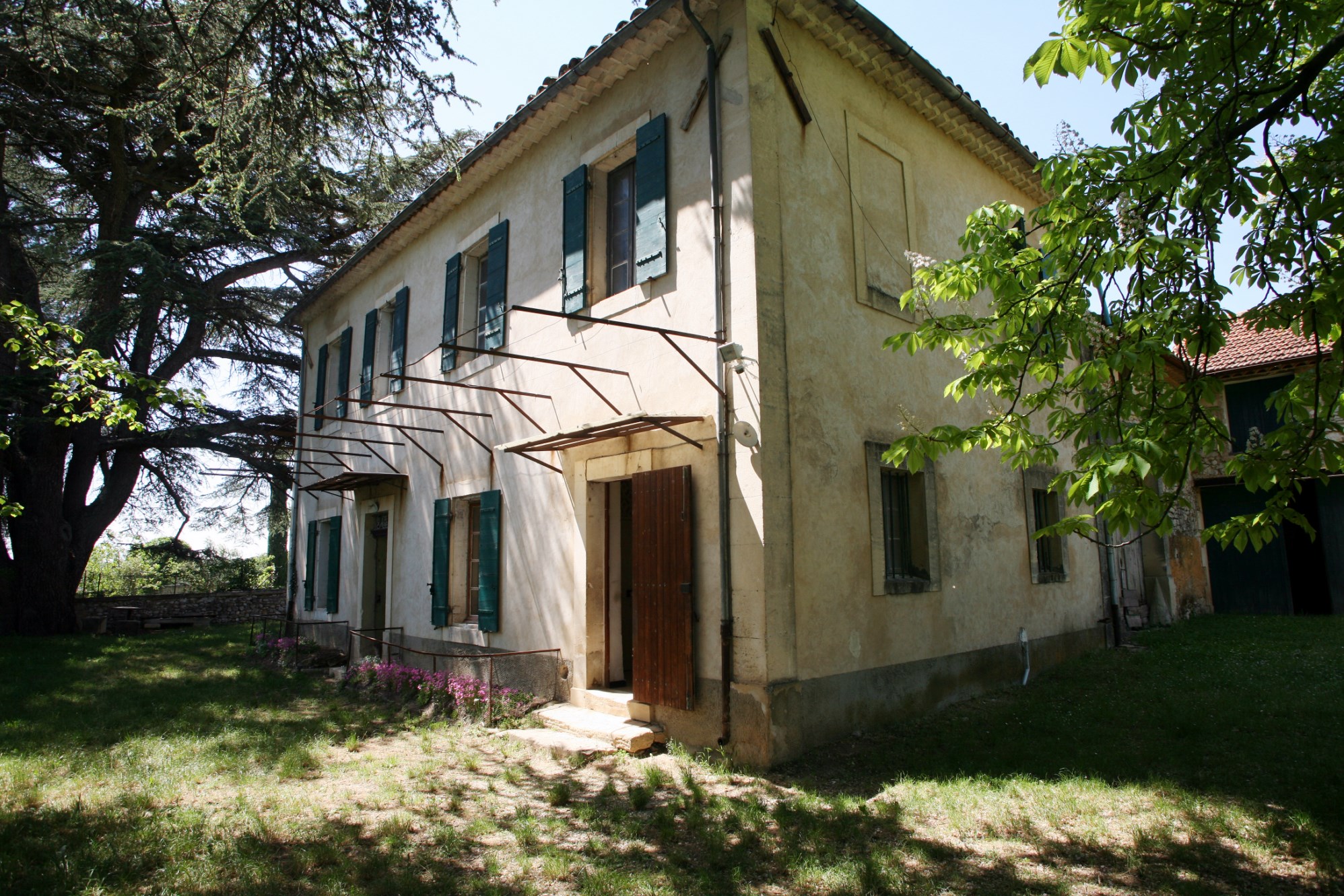 For sale in the Luberon by ROSIER, few minutes away from Roussillon and Gordes, beautiful old house and outbuilding requiring a renovation. Great potential 