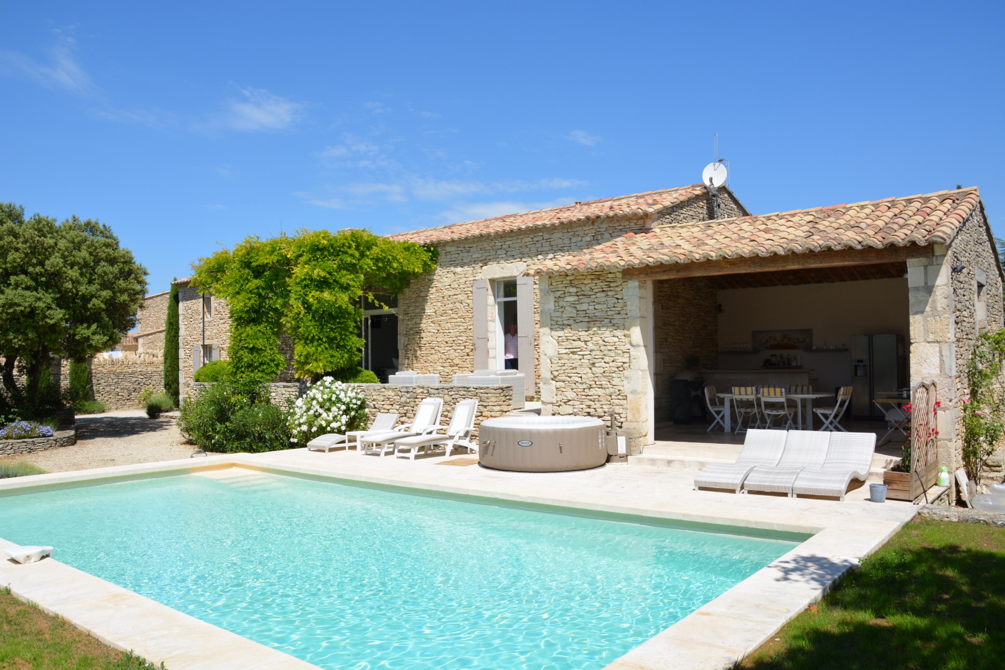 For sale in Gordes, charming property with pool and view of the valley and the hilltop village of Bonnieux