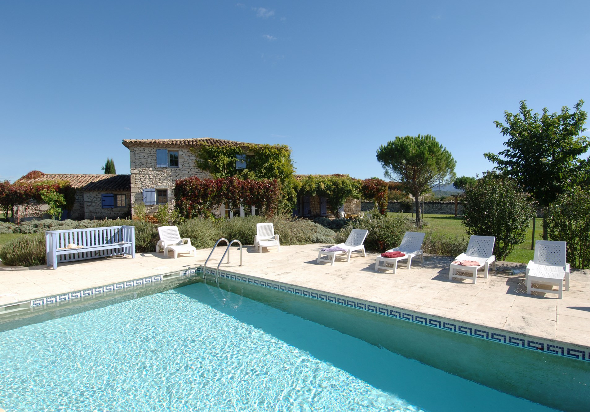 Between Goult and Gordes, for sale, just a few minutes away from all shops, stone house with swimming pool