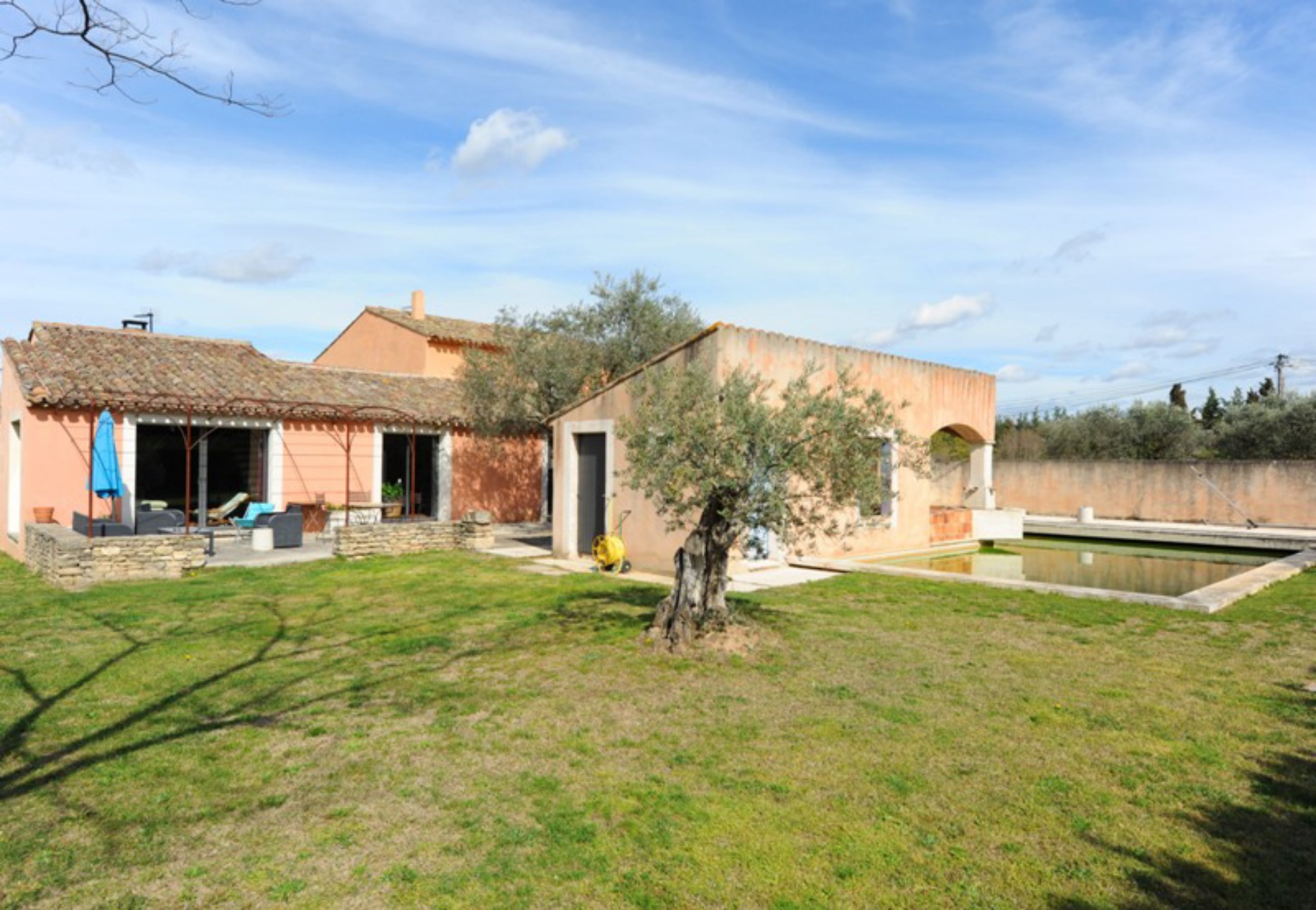 Maison contemporaine avec piscine et dépendances à vendre à Ménerbes