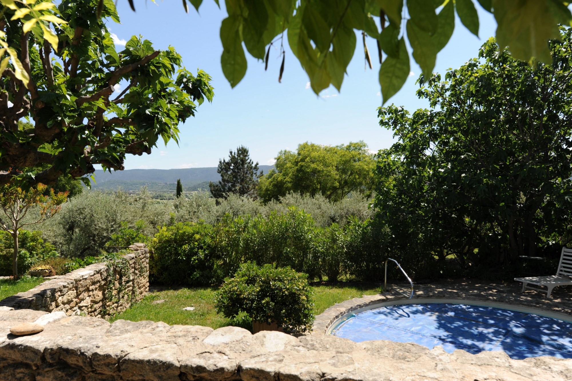Near the village of Gordes, few minutes from all shops and services, for sale, very charming hamlet house with swimming pool and garden