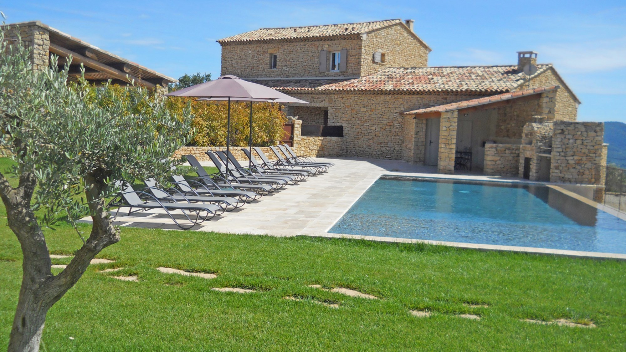 Maison en pierres apparentes avec piscine en Provence