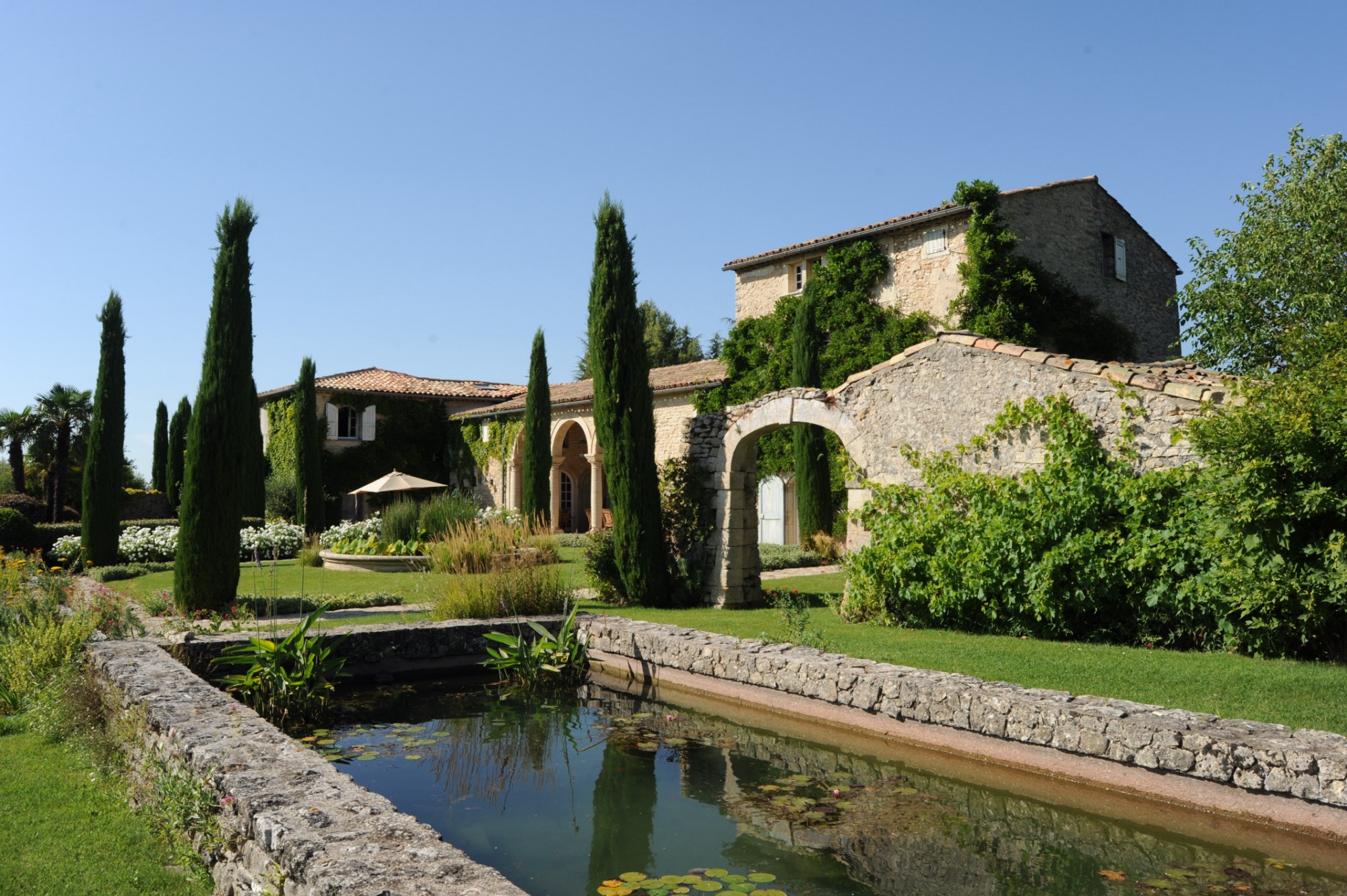 For sale, in Luberon, artist property full of charm with guest house, caretaker's house, swimming pool and tennis court on 35 hectares