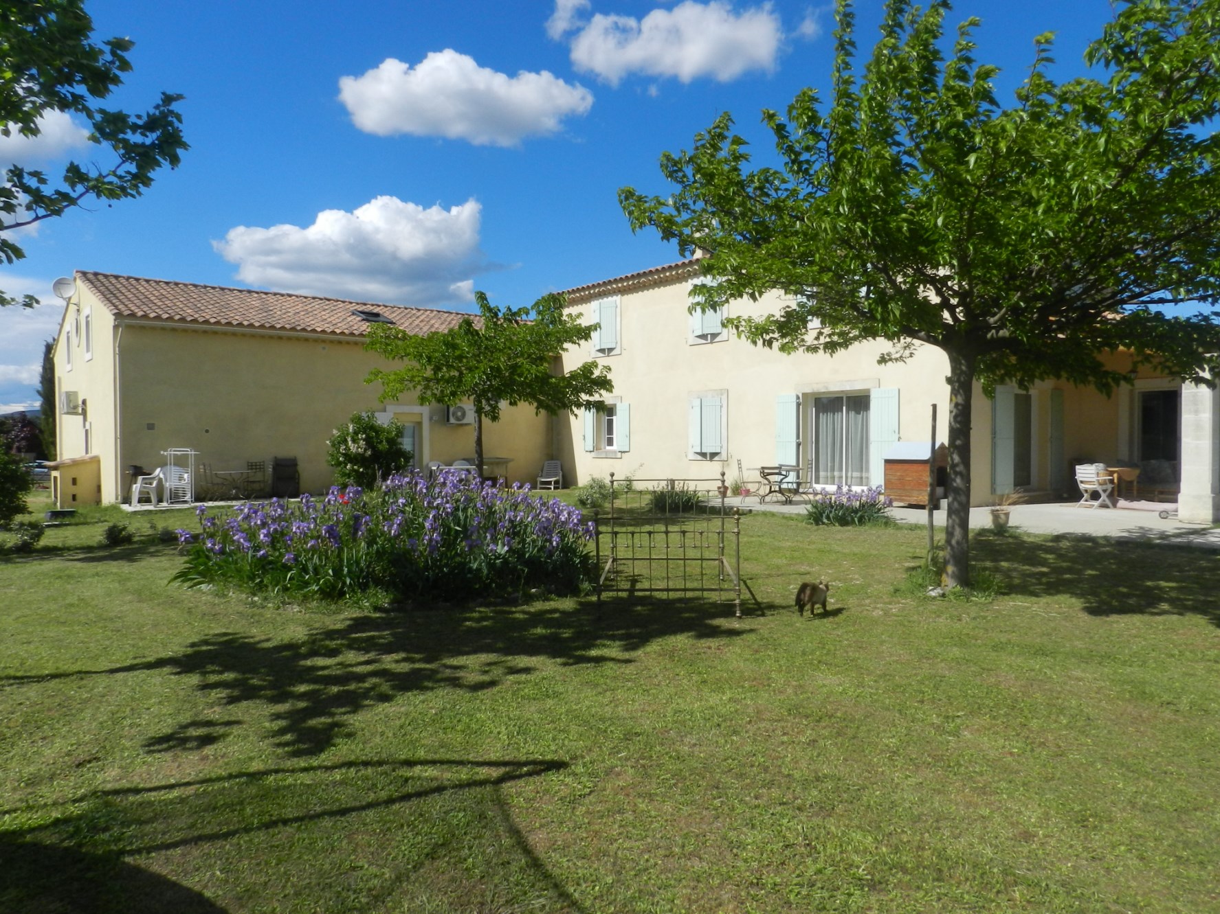 Near Ménerbes, for sale, house with outbuildings and pool on more than one hectare