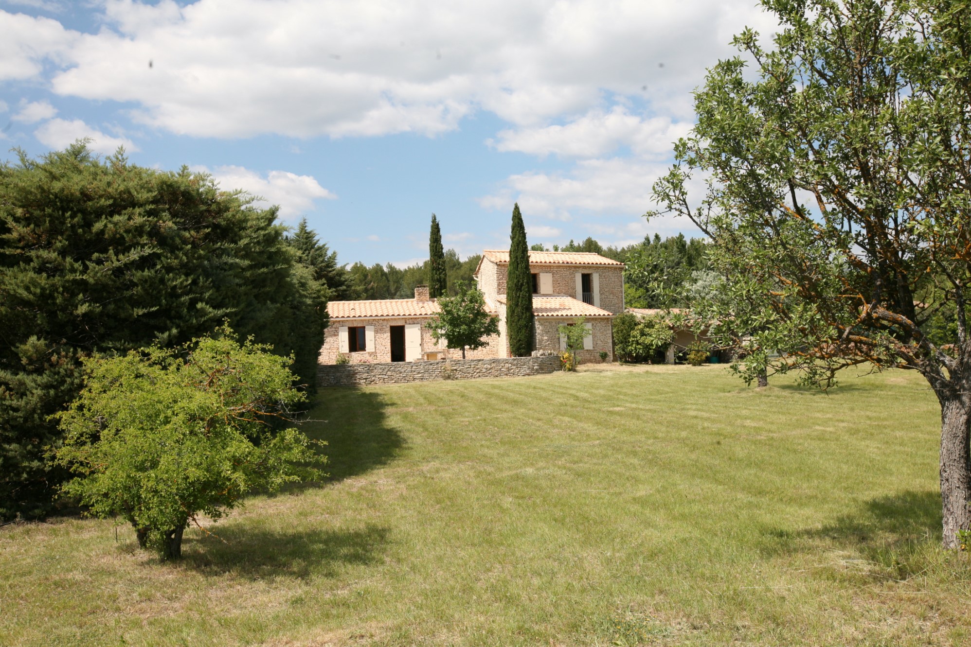 Maison en pierres avec atelier à vendre en Luberon