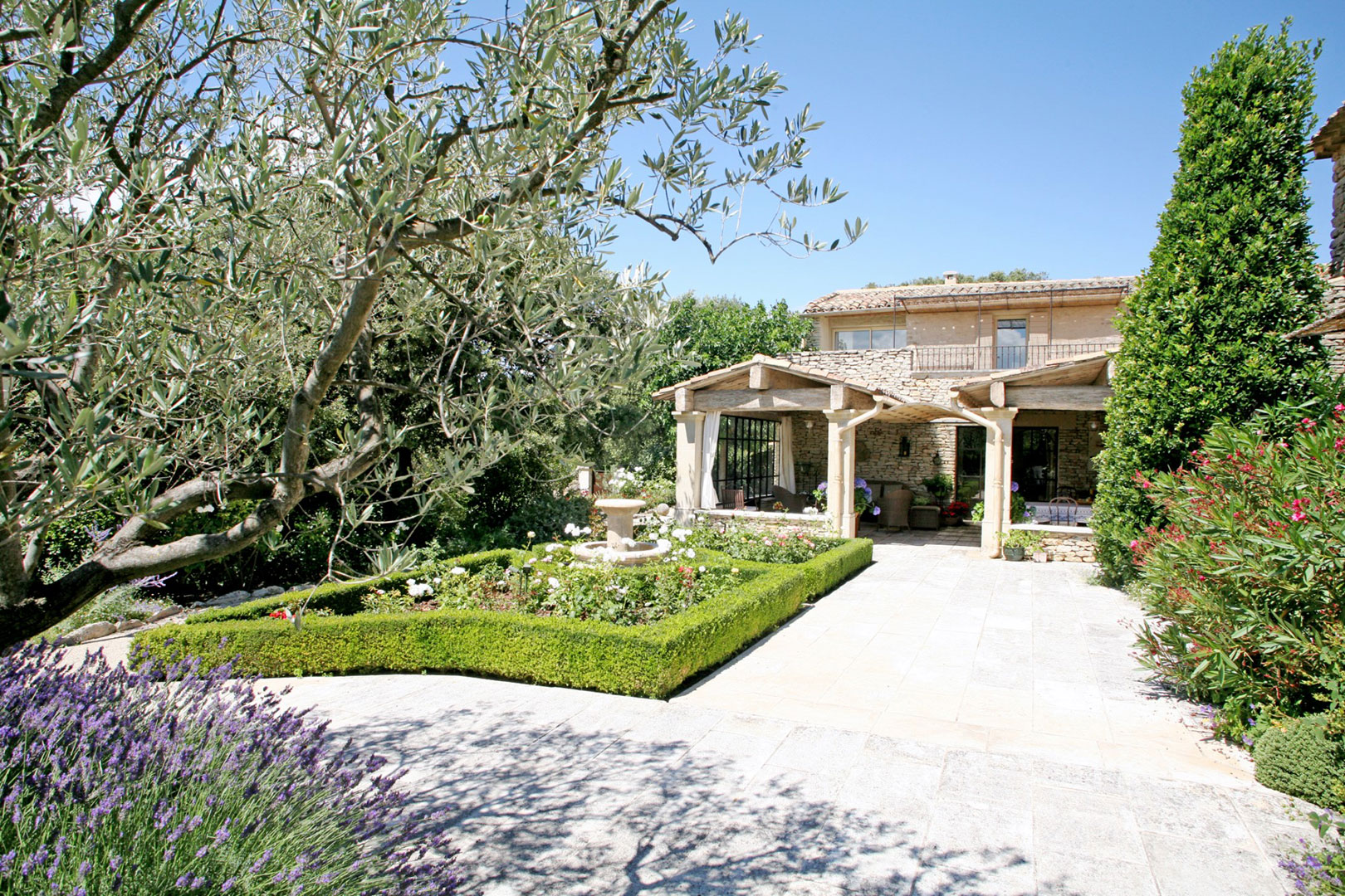 In the heart of the Luberon, exceptional property with view, large garden and pool for sale