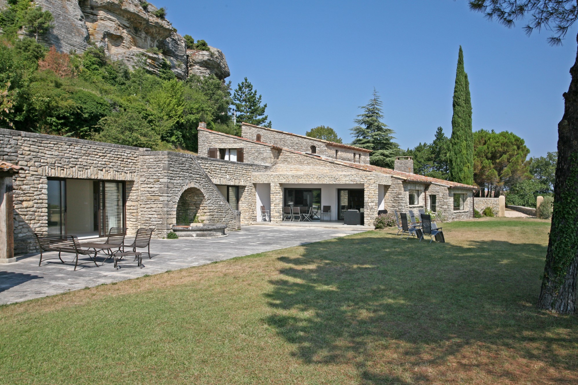Contemporary property with approximately 300 sqm and stunning views for sale in Luberon