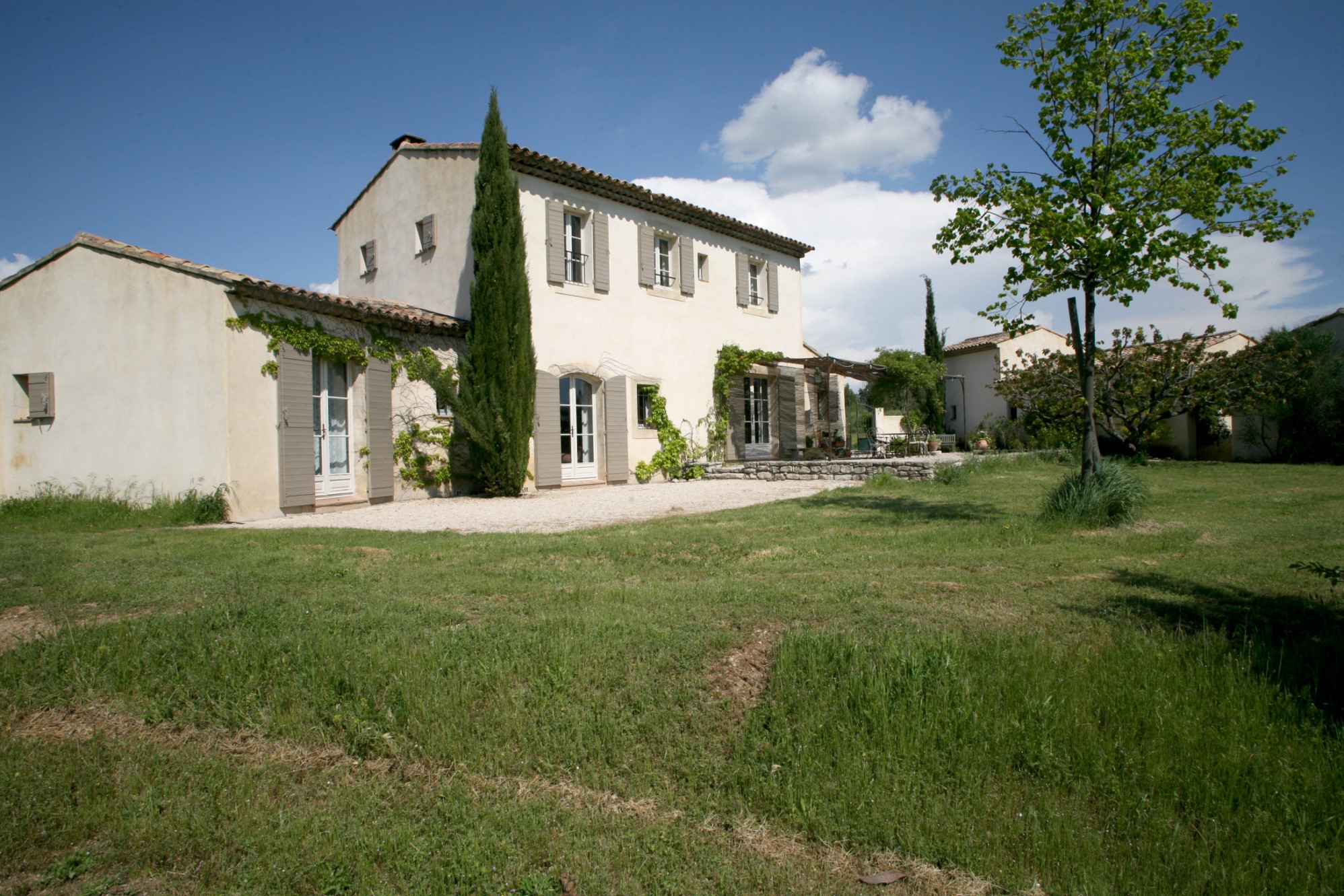 For sale in Luberon, property with main house, several guests houses with stunning views 