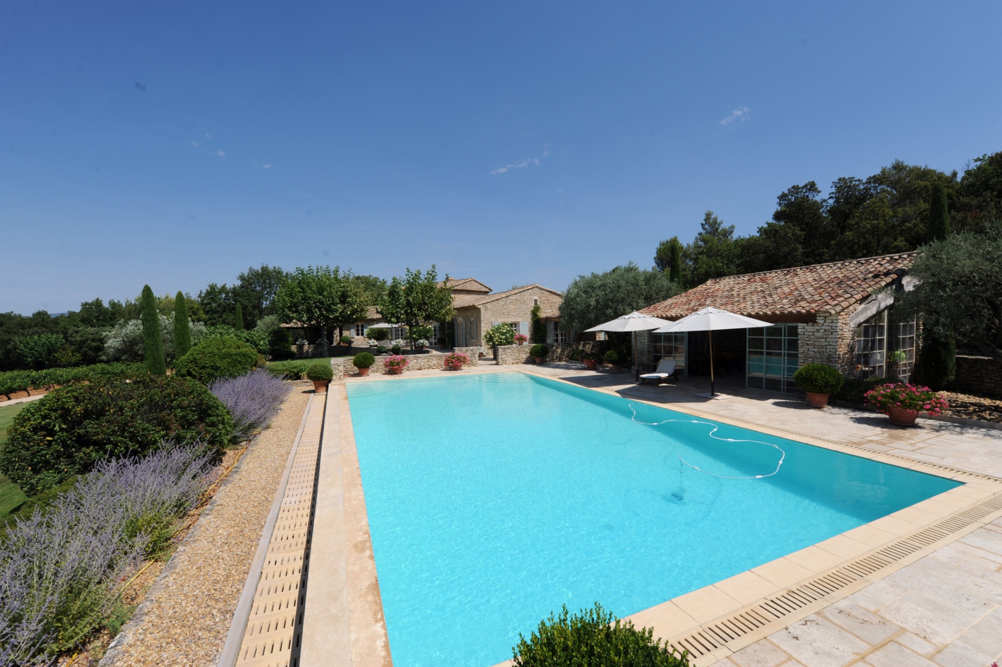 Propriété de prestige comprenant une maison principale et une maison d'amis à vendre dans le Luberon