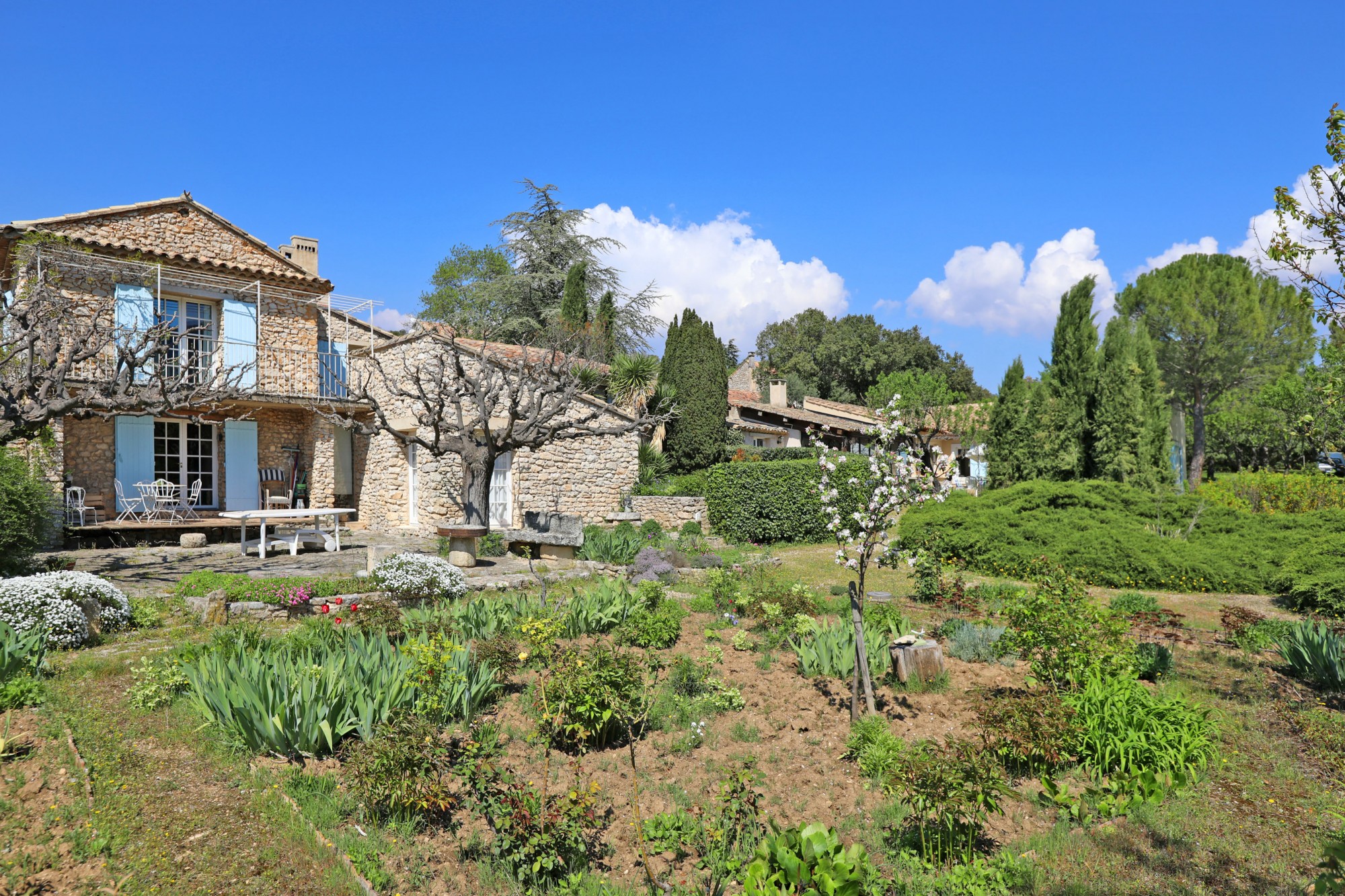 For sale in Luberon, 2 houses on a plot of land of more than 4000 sqm, with pool