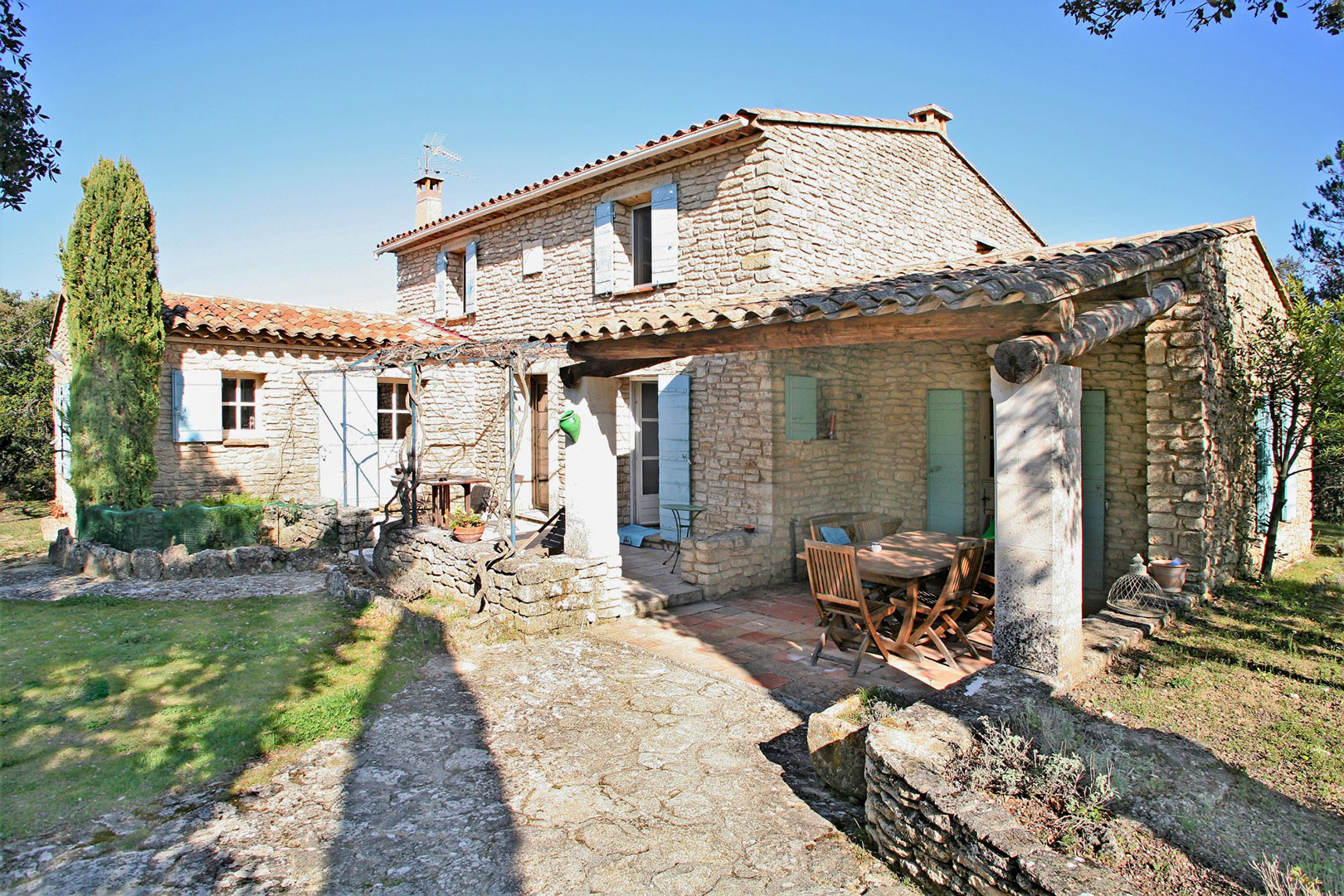 Traditional house with pool, 3 minutes from a village of the Luberon, for sale 