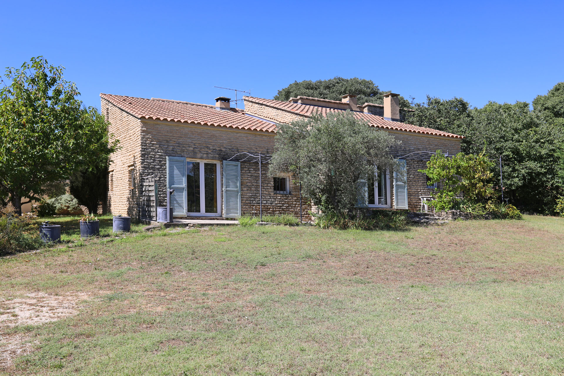 Close to the most beautiful villages of the Luberon area, house with pool and view