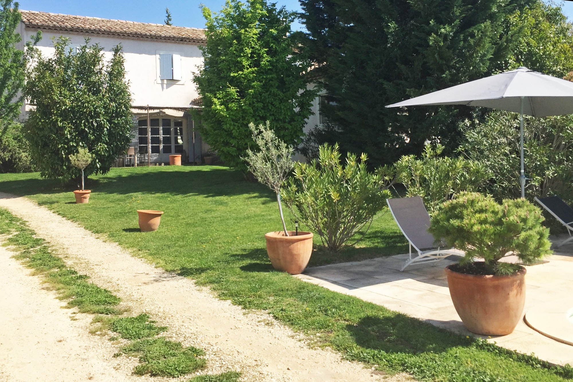 Close to Gordes, on the outskirts of the village, charming house with swimming pool