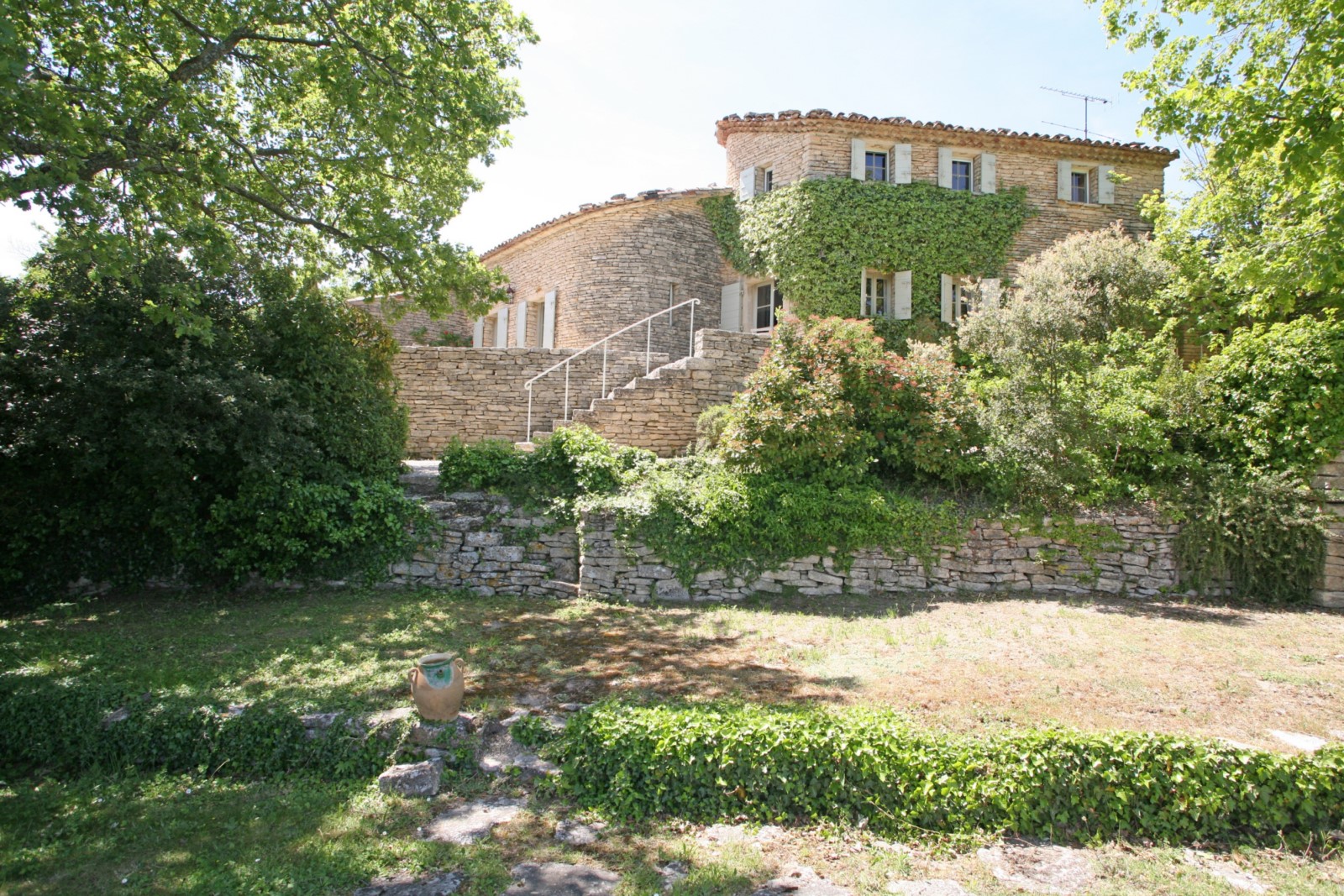 Beautiful house for sale on over 1 hectare of land, steps away from Gordes 