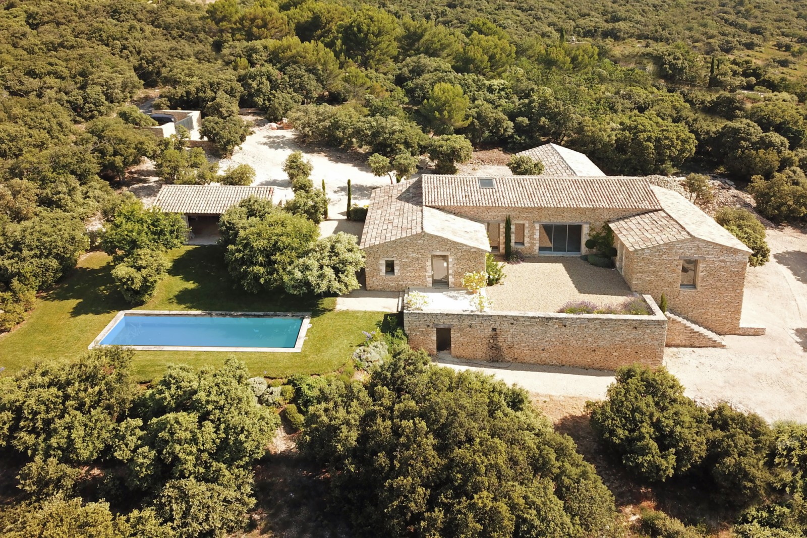 Gordes : architect designed villa on a plot of over 10,000m² with exceptional view