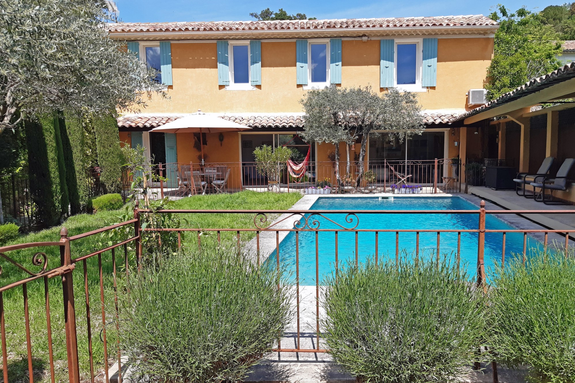 Luberon - Pretty town house with swimming pool, outbuilding and garden 