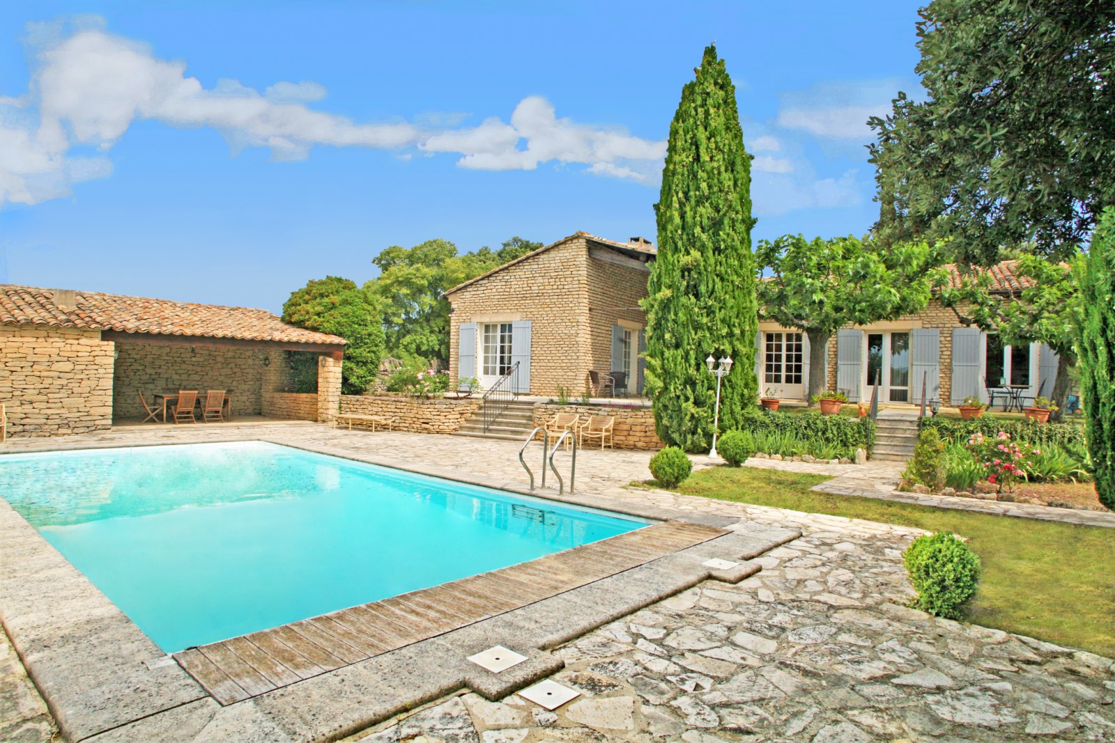 A few steps from the village center of Gordes house with pool and view of the Luberon 