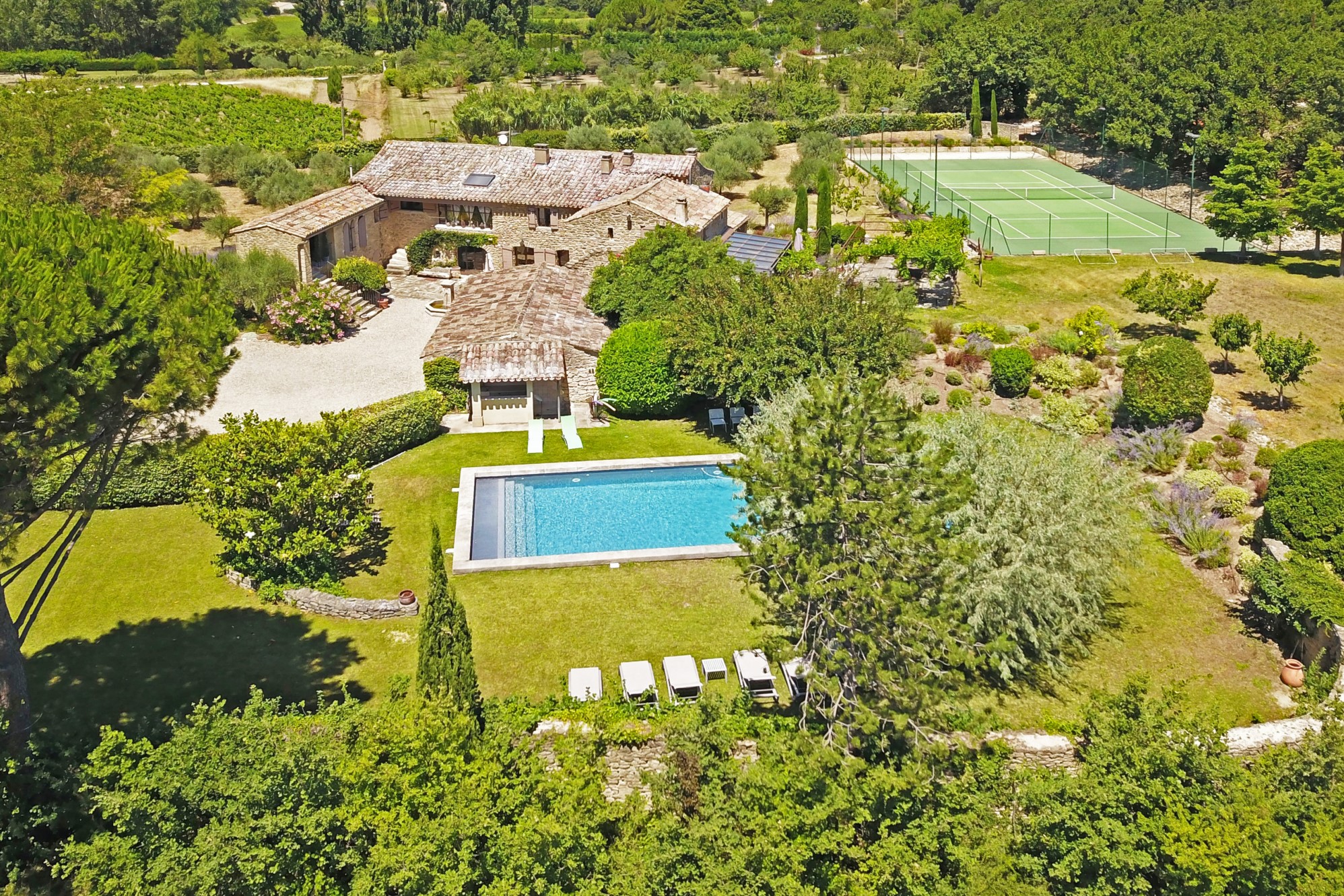 Ancient farmhouse entirely renovated, set on 3.7 hectares in the heart of vineyards