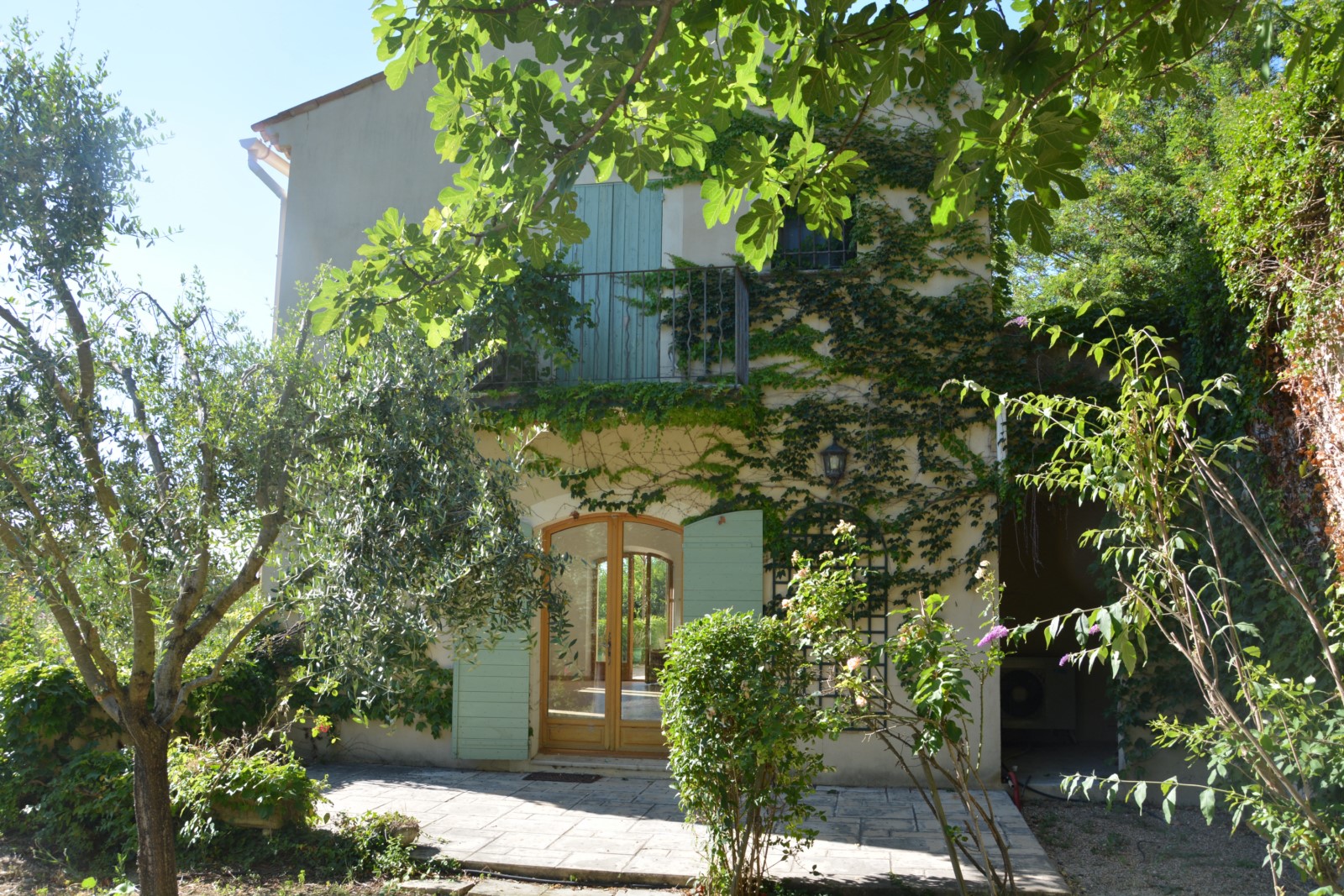 At a few dozen meters from the village of Ménerbes, this vast property consits of a main house and its outbuilding