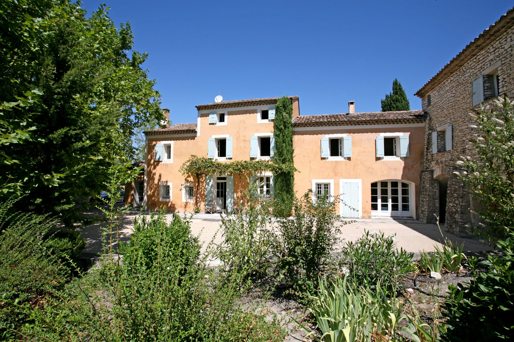 For sale in Pernes-les-Fontaines, old farmhouse with outbuildings on 3.5 hectares of land