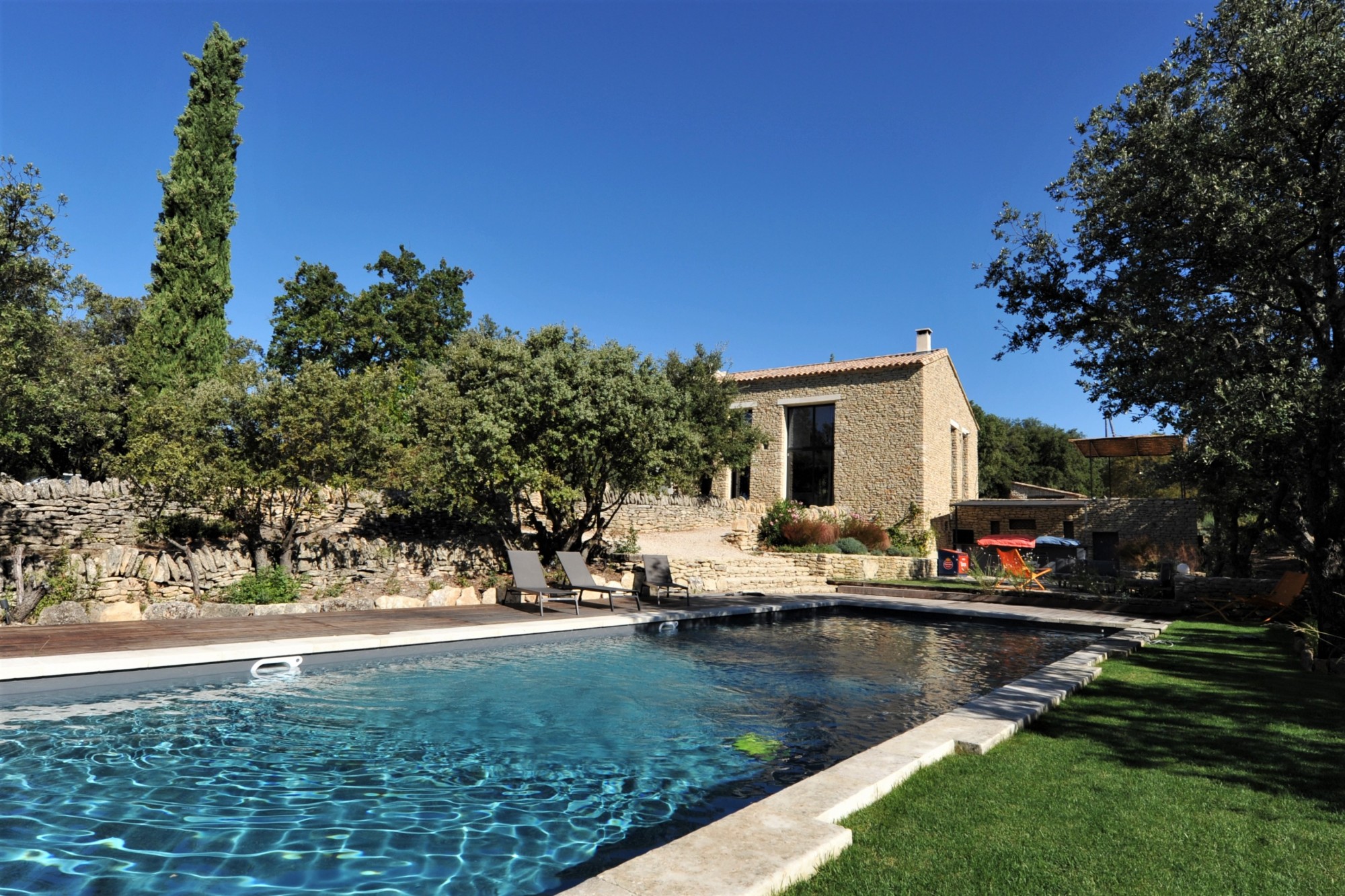 Gordes, restored sheepfold  with swimming-pool set on a plot of over 2.7 hectares