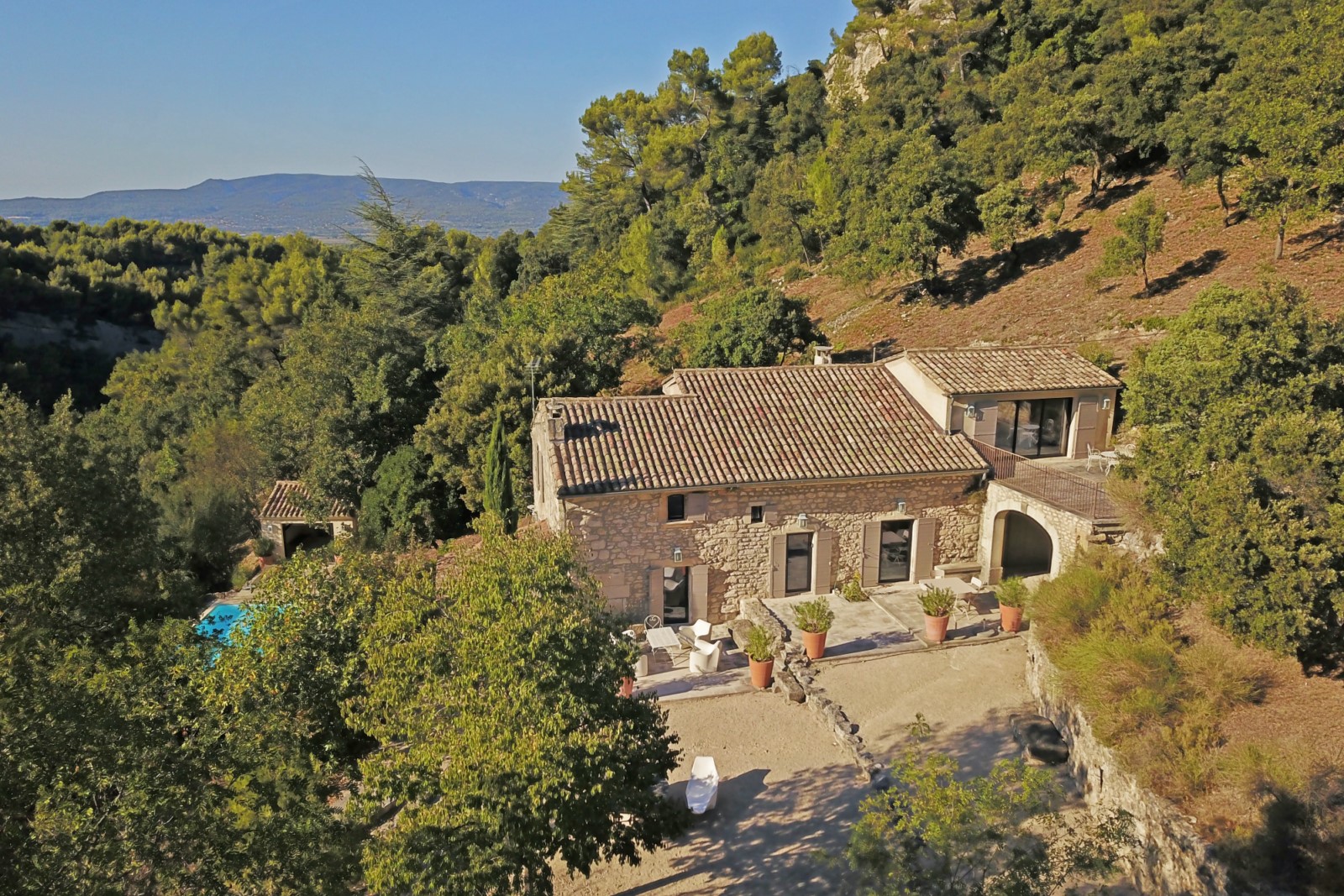 Charming house in the heart of the Luberon, set on a plot of about 5 hectares