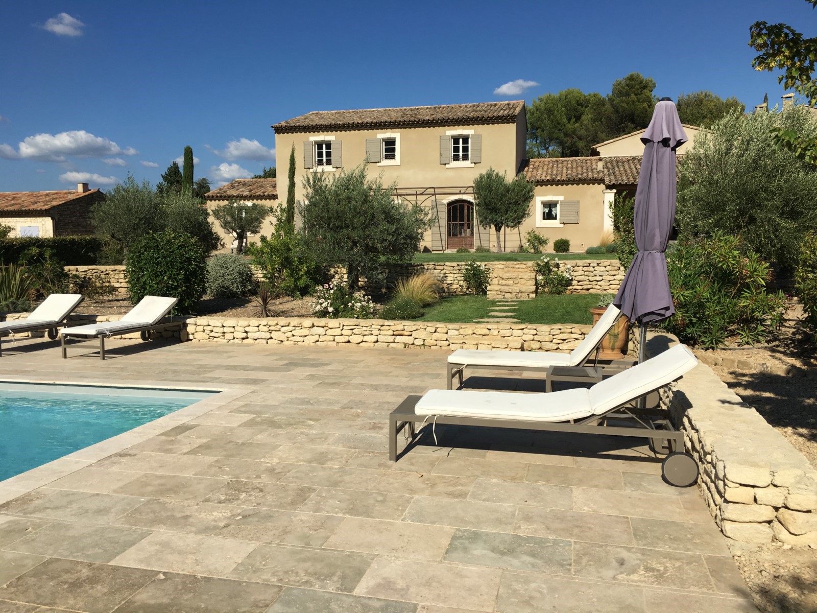 Maubec, traditional house with views and pool on a plot of 2,000 s.q m