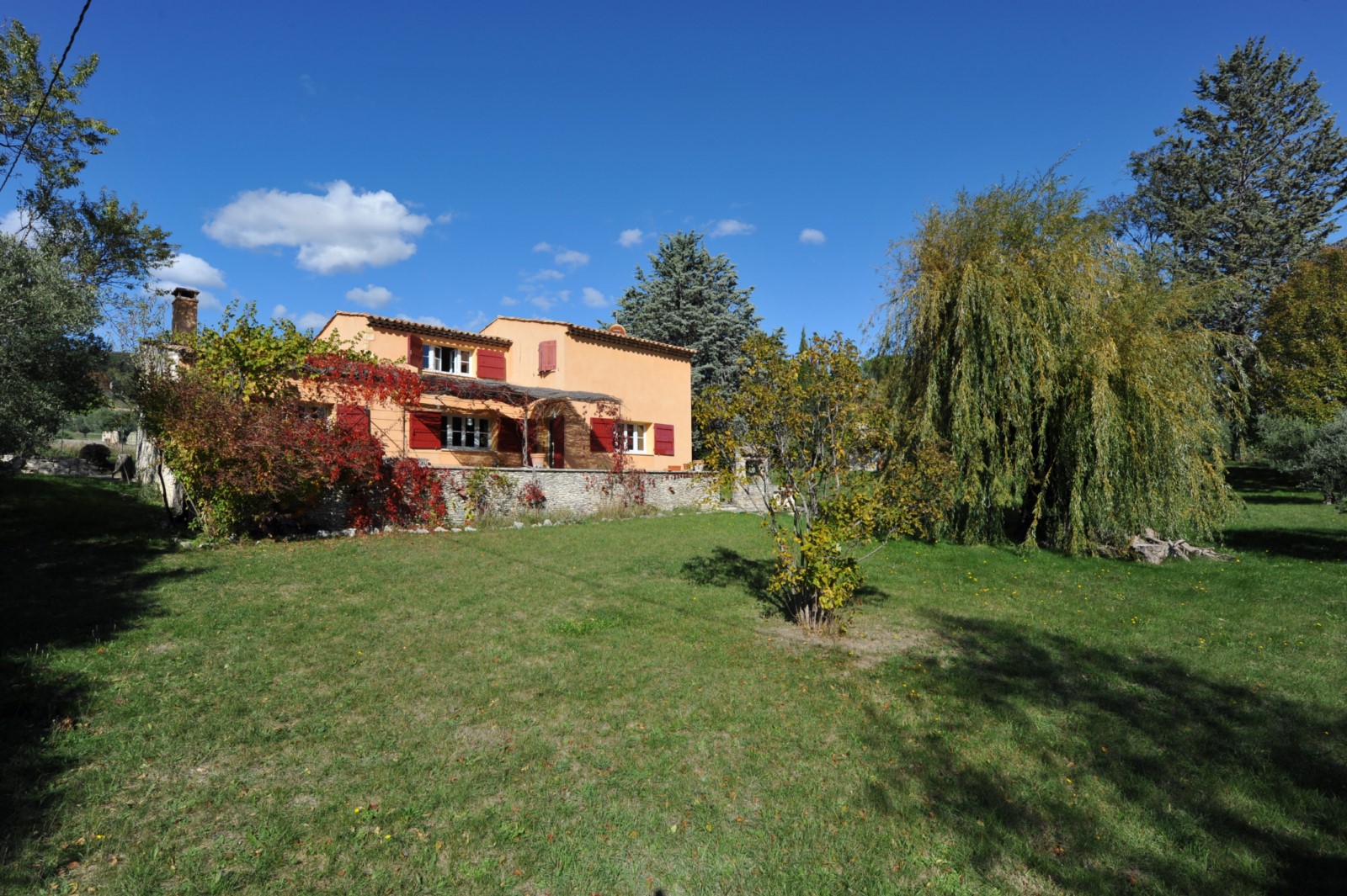 In the mountains of Jean Giono, house with swimming pool on the edge of the village