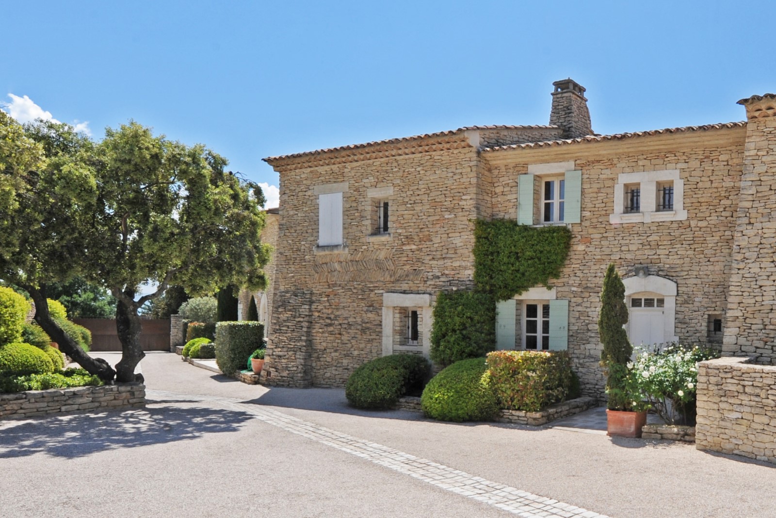 Charming house with pool in the village of Gordes