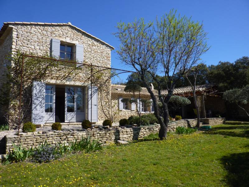All the charm of Provence in this stone villa with pool and garden near the village of Gordes.