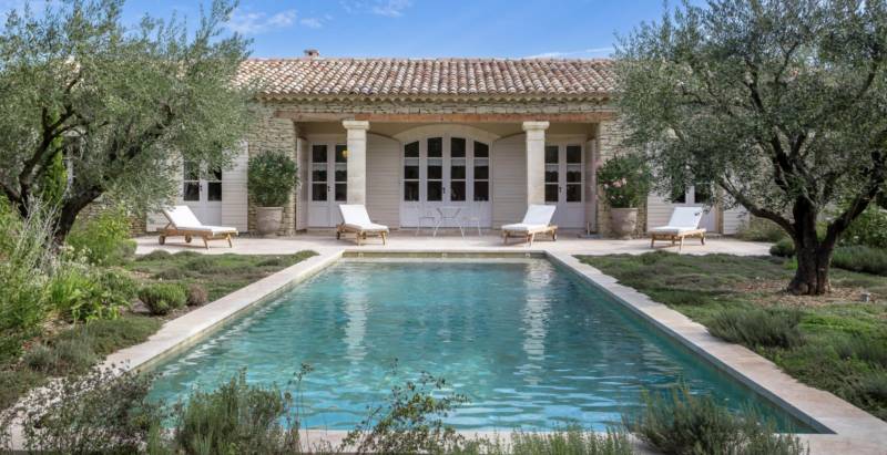 Charming architect-designed stone villa at the foot of Gordes with swimming pool, large wooded garden and high-end amenities.