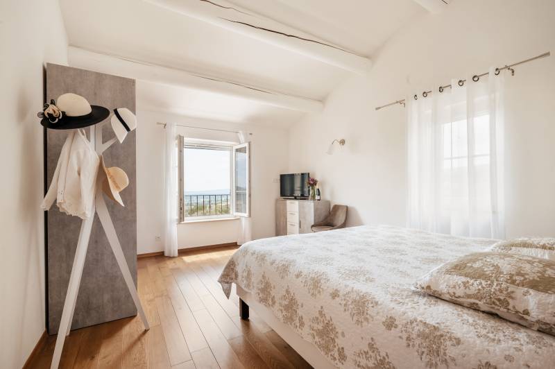 Set of holiday cottages with a pool on the heights of Saint-Saturnin-lès-Apt, within walking distance of the village.