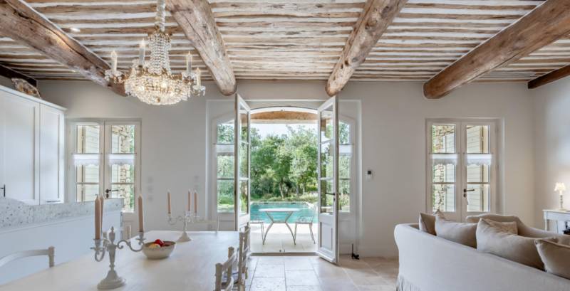 Charming architect-designed stone villa at the foot of Gordes with swimming pool, large wooded garden and high-end amenities.