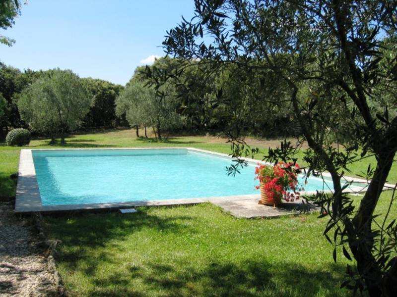 All the charm of Provence in this stone villa with pool and garden near the village of Gordes.