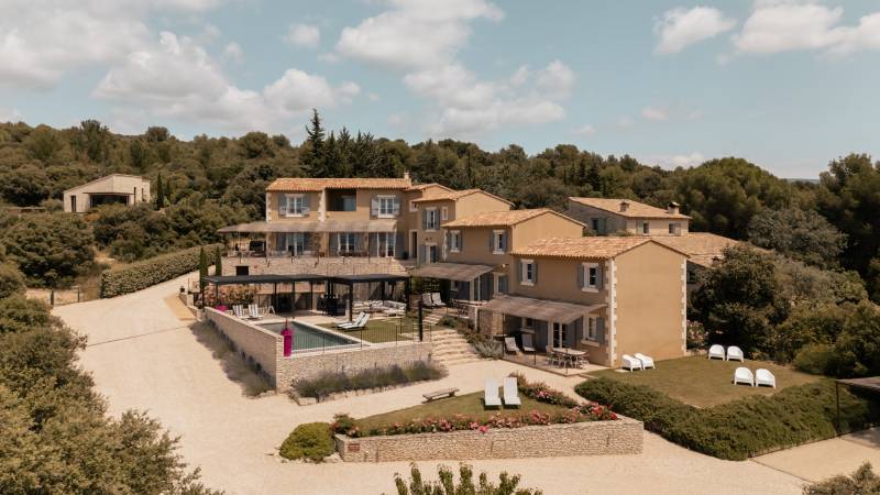 Set of holiday cottages with a pool on the heights of Saint-Saturnin-lès-Apt, within walking distance of the village.