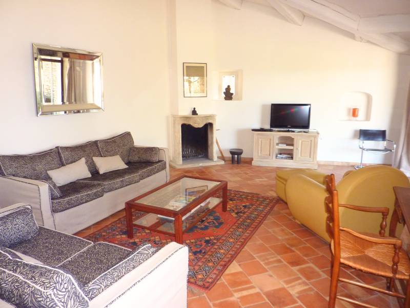 All the charm of Provence in this stone villa with pool and garden near the village of Gordes.