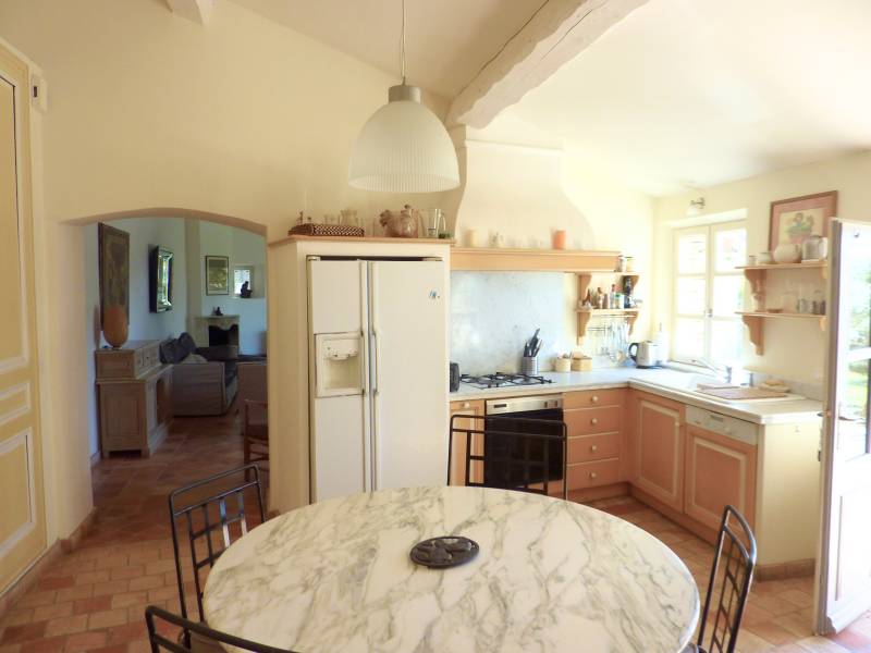 All the charm of Provence in this stone villa with pool and garden near the village of Gordes.