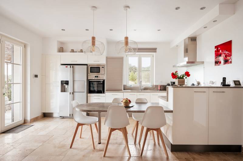 Set of holiday cottages with a pool on the heights of Saint-Saturnin-lès-Apt, within walking distance of the village.